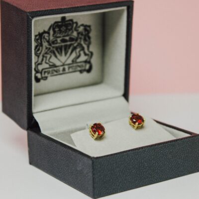 9CT yellow gold four claw round garnet earrings