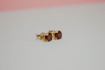 9CT yellow gold four claw round garnet earrings - Image 2