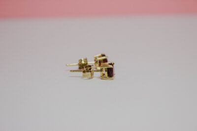 9CT yellow gold four claw round garnet earrings - Image 3