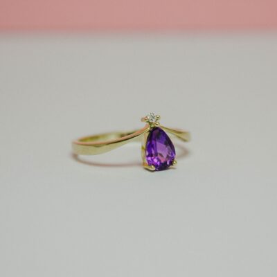 9CT yellow gold, pear shaped amethyst dress ring