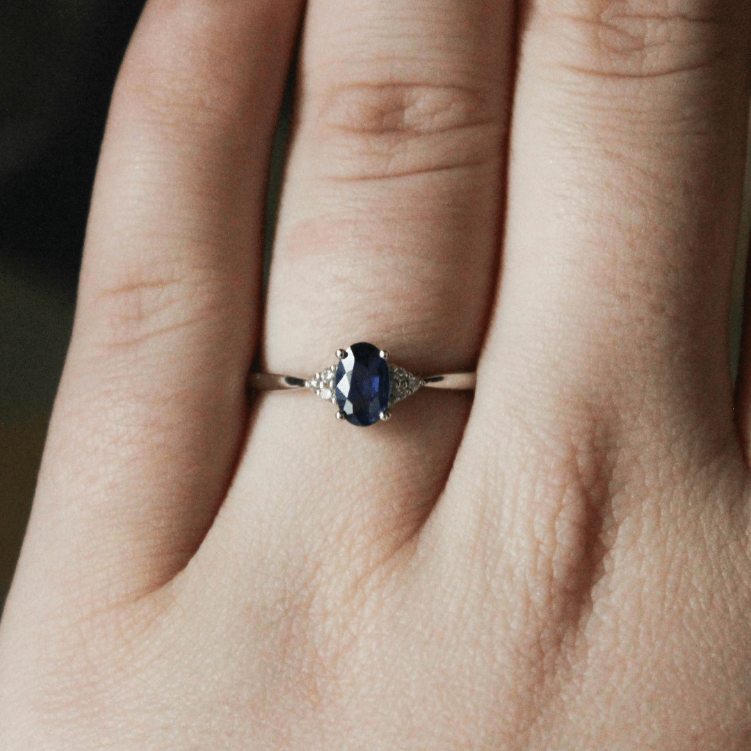 sapphire-oval-diamond-ring